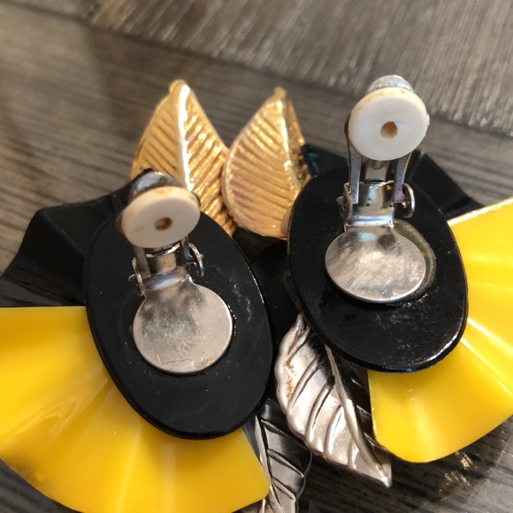Vintage 80’s - 90’s Acrylic Gem & Flower Cluster Clip Earring Black & Gold - Picture 8 of 14